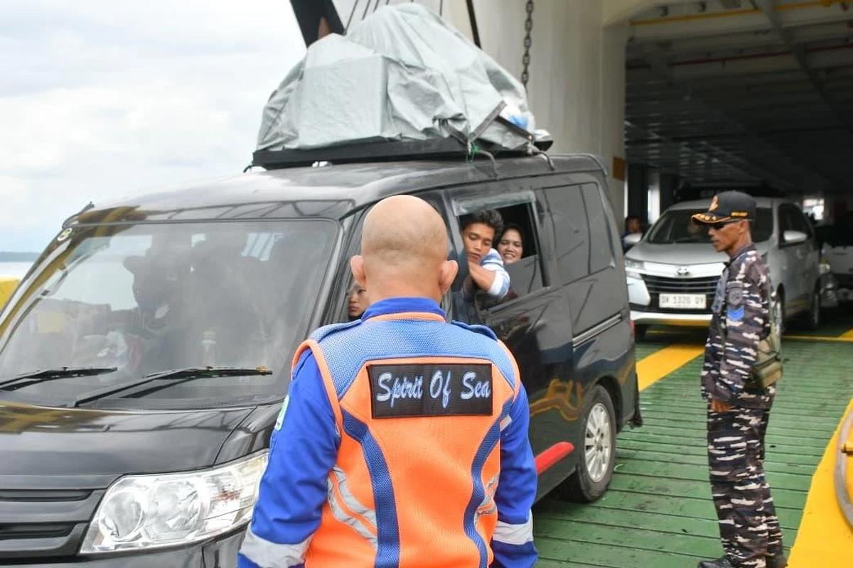 FOTO: Pengamanan Laut Diperketat Saat  Arus Mudik Lebaran di Selat Bali