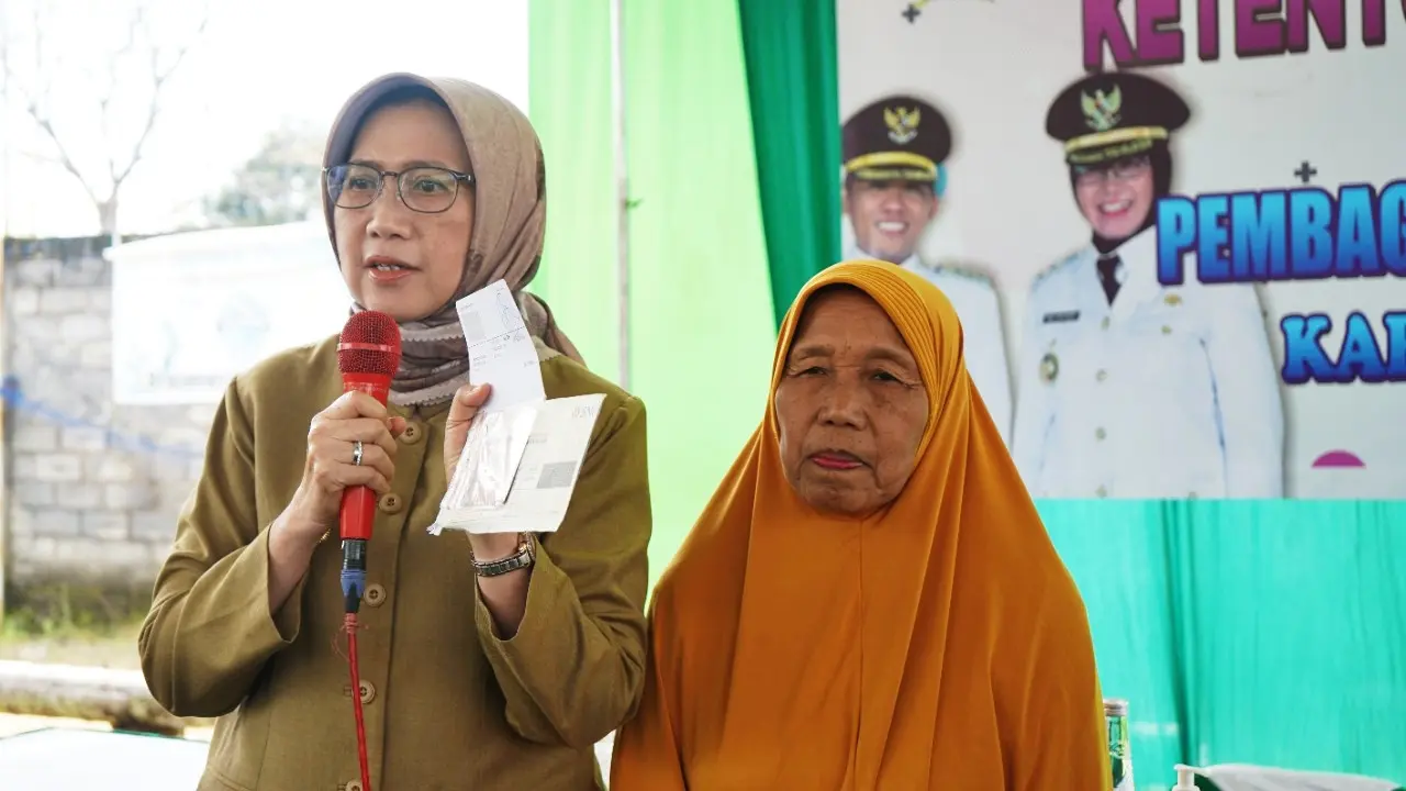 Wakil Bupati Lumajang Indah Amperawati  Bagikan BLT DBHCHT kepada Petani Tembakau di Lumajang (Istimewa)