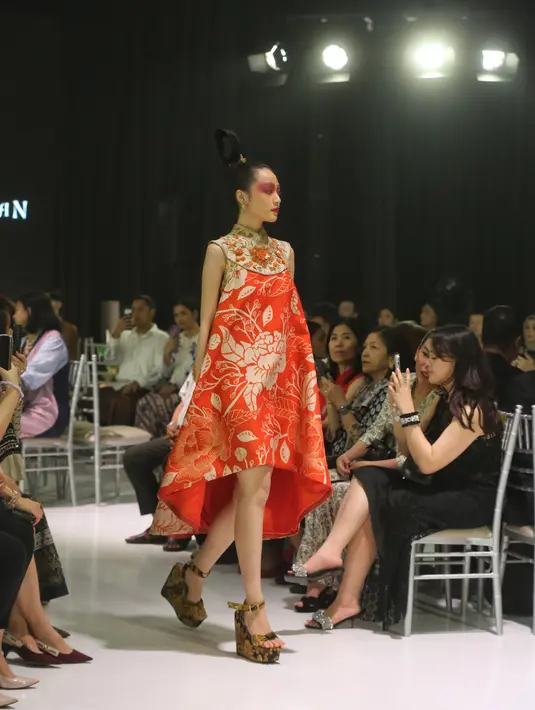 Siluet rancangannya berunsur A-line, membuat gaun-gaun ini bagaikan kanvas yang memaparkan motif-motif flora dan unggas yang lugas dan dibuat simetri. [Foto: Document/FIMELA]