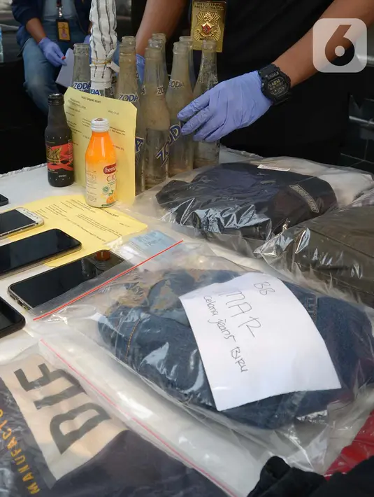 Barang bukti kasus rencana peledakan dihadirkan saat rilis di Polda Metro Jaya, Jakarta (18/10/2019). Polisi membekuk 21 tersangka dalam upaya penggagalan pelantikan presiden serta penyerangan terhadap aparat tersebut. (merdeka.com/Imam Buhori)