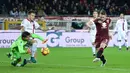 Striker Torino, Andrea Belotti, melesatkan tendangan ke gawang Cagliari pada lanjutan laga Serie A di Stadion Olimpic, Turin (05/11/2016). (EPA/Alessandro Di Marco)