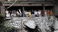 Deretan boneka kayu yang dikenal sebagai Tau Tau didandani dengan pakaian adat Toraja dan dipajang untuk mewakili bangsawan yang telah meninggal di Londa, Kabupaten Tana Toraja (11/09/2018) (AFP/Goh Chai Hin)