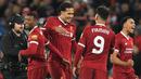 Bek Liverpool, Virgil Van Dijk (kedua kiri) berselebrasi bersama rekan-rekannya usai pertandingan melawan Everton di Piala FA di Anfield, Inggris (5/1).  Liverpool menang 2-1 atas Everton. (AFP Photo/Paul Ellis)