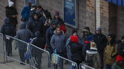 Pembeli antrean menunggu untuk memasuki toko Best Buy Inc. saat acara penjualan Black Friday di Chicago, Illinois, Kamis (28/11/2019). Selama Black Friday yang dimulai sejak tahun 1960-an, warga Amerika merayakan tradisi dengan belanja dan berburu diskon-besaran. (Kamil Krzaczynski/Getty Images/AFP)