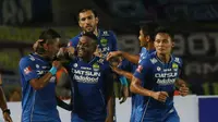 Penyerang Persib Bandung David Laly mencetak gol indah ke gawang Bali United, Sabtu (14/5/2016). (Bola.com/Nicklas Hanoatubun)