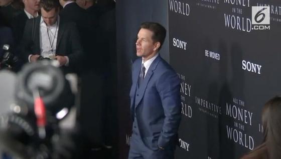 VIDEO: Mark Wahlberg Sumbang Honornya Dari Film “All The Money In The World”