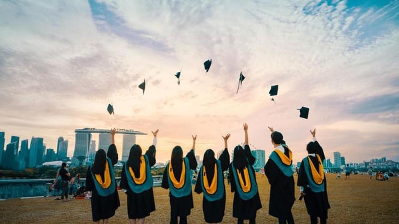 Lalu apa saja singkatan gelar akademik yang berlaku di Indonesia menurut PUEBI?