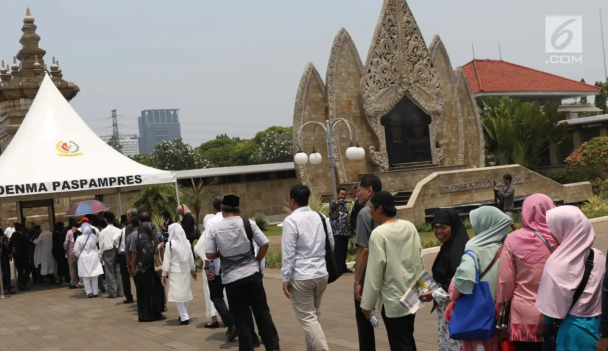 Warga antre masuk TMP Kalibata untuk melihat prosesi pemakaman Presiden RI ke-3 BJ Habibie, Jakarta, Kamis (12/9/2019). BJ Habibie wafat pada Rabu (11/9) di usia 83 tahun. (Liputan6.com/Helmi Fithriansyah)