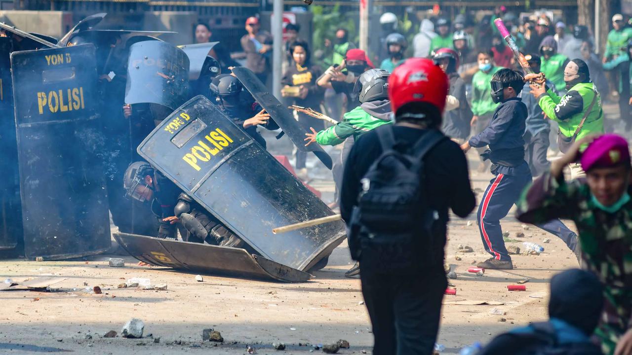 FOTO: Demo Ricuh di Kwitang Usai Kematian Driver Ojol Tertabrak Rantis Brimob