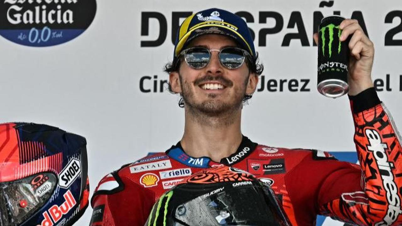 Hingga pada akhirnya, Bagnaia berhasil menjauh dan meraih kemenangan, diikuti oleh Marquez dan Bezzecchi. Foto: JAVIER SORIANO / AFP