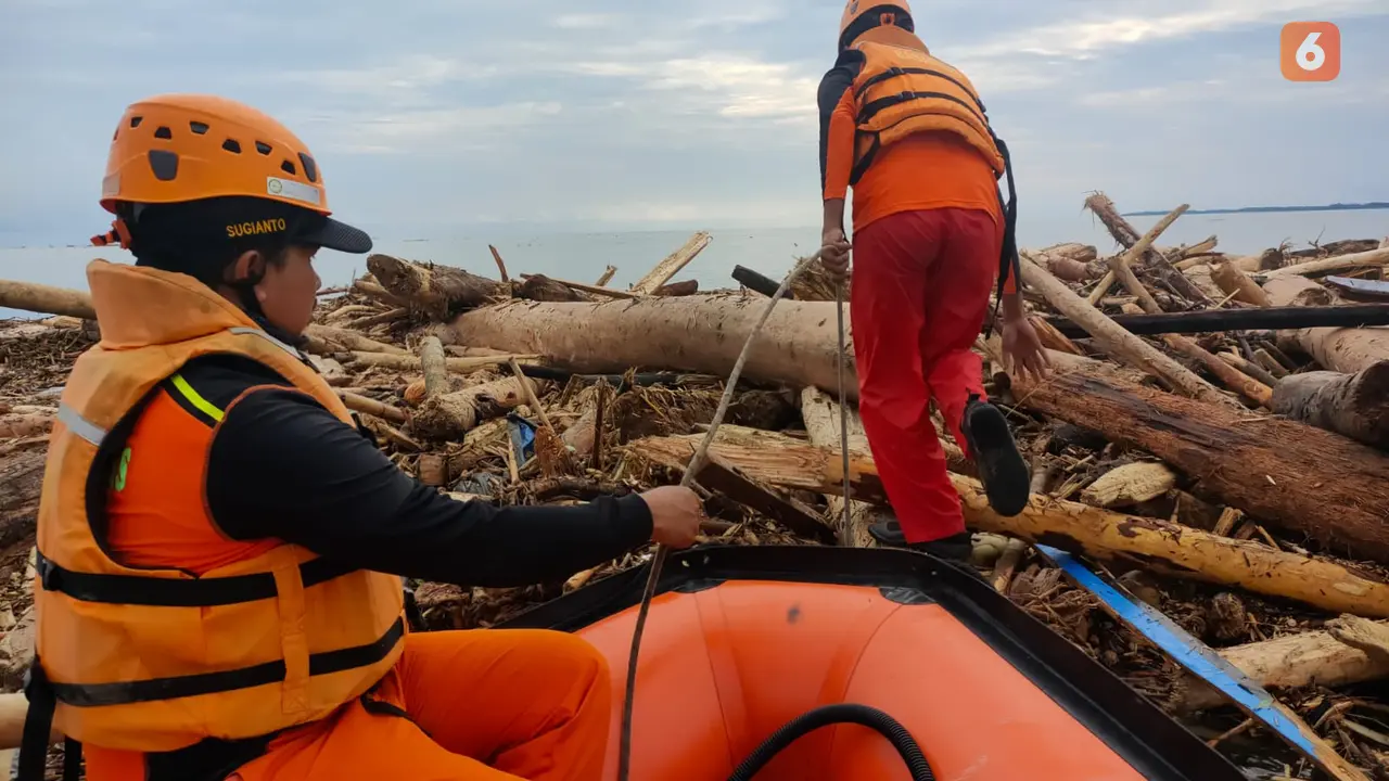 pencarian korban hilang akibat banjir di Parigi Moutong