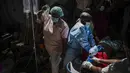 Seorang perawat membawa infus saat dokter mencoba menyelamatkan Stanley Joliva, seorang pasien dengan gejala kolera, di sebuah klinik yang dikelola oleh Doctors Without Borders di Port-au-Prince, Haiti, Kamis, 27 Oktober 2022. Untuk pertama kalinya dalam tiga tahun, orang-orang di Haiti telah sekarat karena kolera, meningkatkan kekhawatiran tentang skenario yang berpotensi menyebar cepat dan menghidupkan kembali ingatan tentang epidemi yang menewaskan hampir 10.000 orang satu dekade lalu. (AP/Ramon Espinosa)