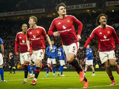 Pemain Manchester United, Harry Maguire merayakan gol kemenangan timnya ke gawang Ipswich Town dalam laga lanjutan Liga Inggris 2024/2025 di Old Trafford, Manchester, Inggris, Kamis (27/02/2025). (AP Photo/Dave Thompson)