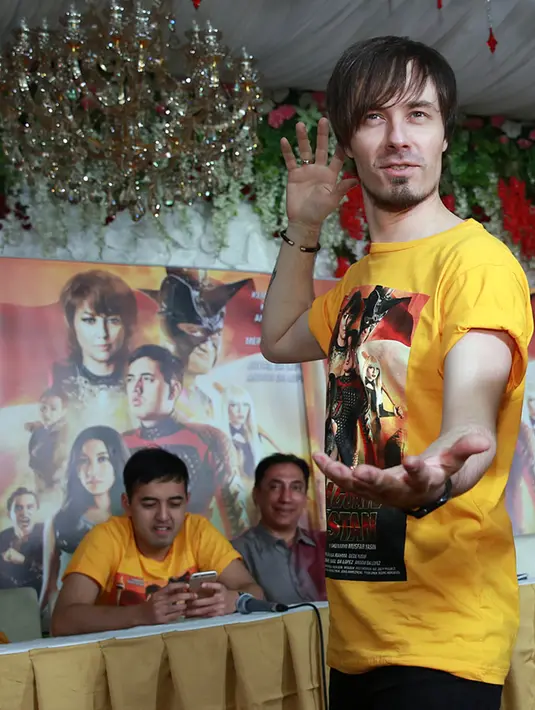 Selain sebagai penyanyi, Jono juga beberapa kali tampil sebagai pelawak dan presenter. (Deki Prayoga/Bintang.com)