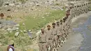 Personel baru pasukan keamanan Afghanistan saat mengambil bagian dalam pelatihan militer di daerah Bandejoy, Distrik Dara, Provinsi Panjshir, Afghanistan (21/8/2021). Sebelumnya beredar kabar, pasukan elite Afghanistan menyatakan janjinya untuk menumpas habis Taliban. (AFP/Ahmad Sahel Arman)