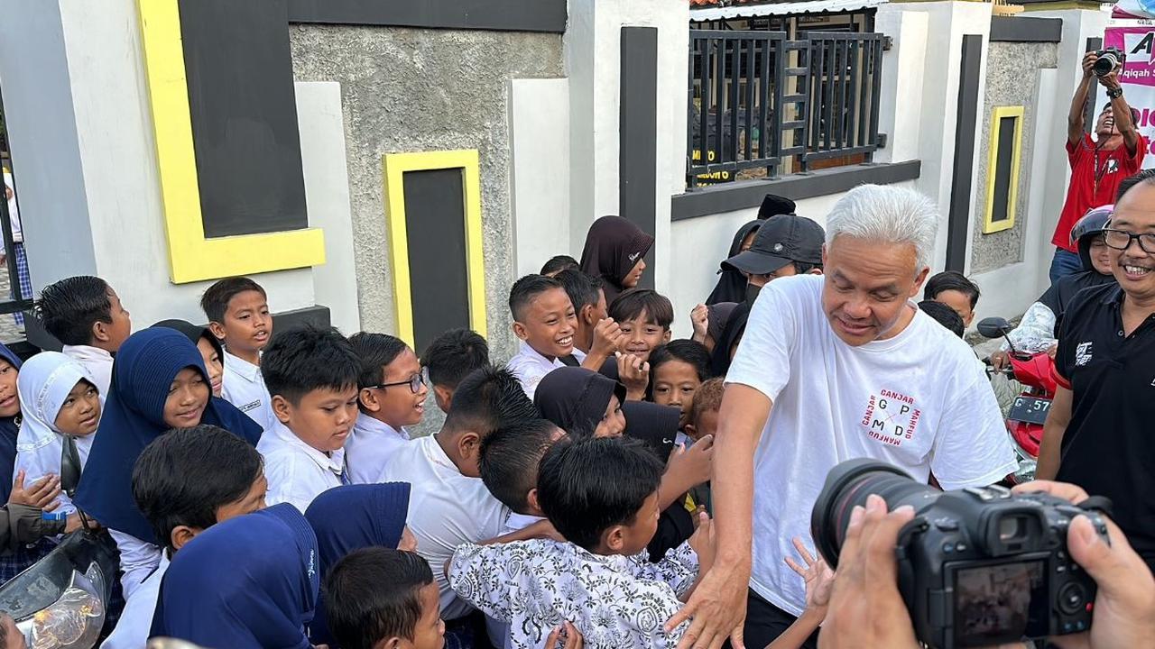 Ganjar pun melanjutkan lari pagi nya, saat melewati sekolah dasar (SD), Sekolah Luar Biasa (SLB) hingga Sekolah Menengah Keatas (SMK).<br>