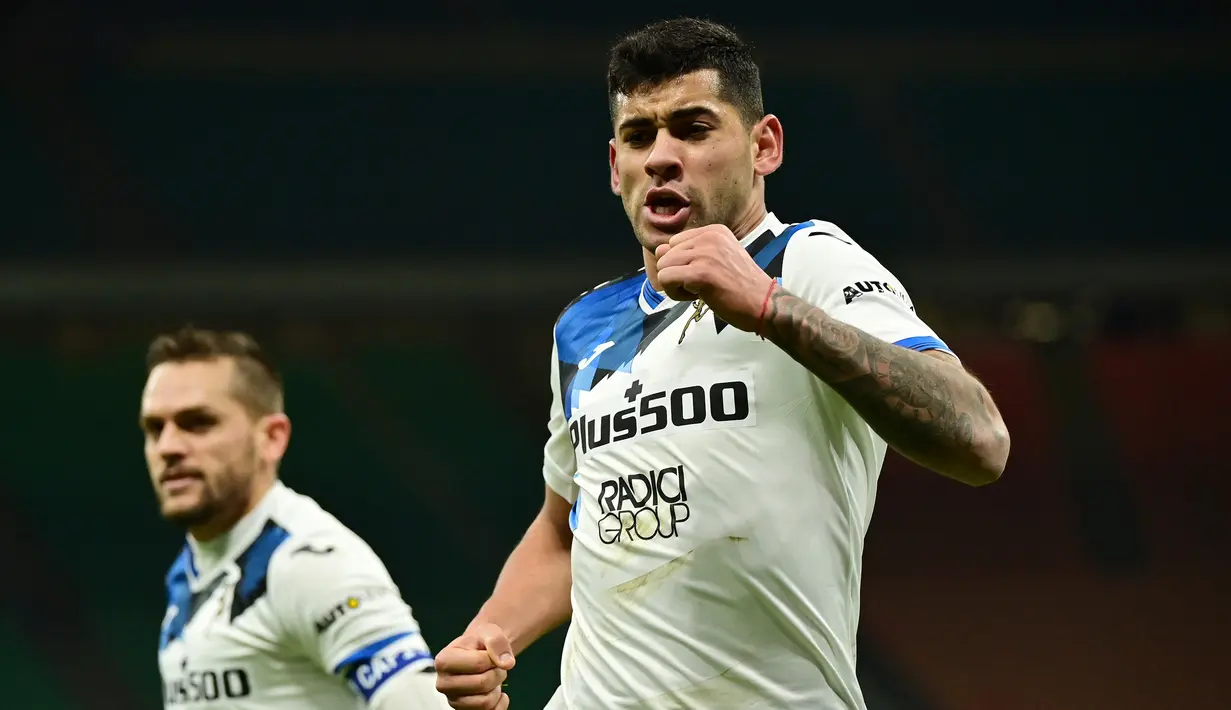 Selebrasi bek Atalanta, Cristian Romero setelah mencetak gol ke gawang AC Milan dalam laga Liga italia 2020/2021 di San Siro Stadium, Milan (23/1/2021). Satu lagi pemain yang telah disia-siakan Juventus adalah Cristian Romero. Sejak didatangkan Juventus dari Genoa pada awal musim 2019/2020, ia lebih banyak dipinjamkan ke klub lain, termasuk Atalanta yang akhirnya mempermanenkannya pada 2021/2022. Tampil apik bersama Atalanta, Tottenham pun kepincut menariknya pada awal musim 2022/2023 setelah sempat berstatus pinjaman. (AFP/Miguel Medina)