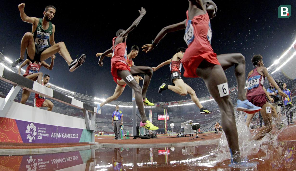 Aksi para atlet cabang atletik saat final nomor 3000 meter steeplechase pada Asian Games di Stadion Utama Gelora Bung Karno, Senayan Jakarta, Senin (27/8/2018). (Bola.com/Peksi Cahyo)