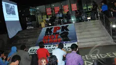 Kelompok musik Simponi beraksi dalam diskusi musikal antikorupsi di Gedung KPK, Jakarta, Rabu (4/2/2015). (Liputan6.com/Faisal R Syam)
