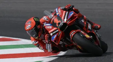 Pembalap Tim Ducati asal Italia, Francesco Bagnaia melakukan sesi latihan jelang balapan MotoGP Italia di Mugello, Italia, Jumat (9/6/2023). (Filippo MONTEFORTE/AFP)