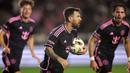 Pemain Inter Miami, Lionel Messi (tengah) berlari usai mencetak gol pada babak kedua pertandingan melawan Los Angeles Galaxy di Dignity Health Sports Park pada 25 Februari 2024 di Carson, California. (Sean M. Haffey /Getty Images North America/Getty Images via AFP)