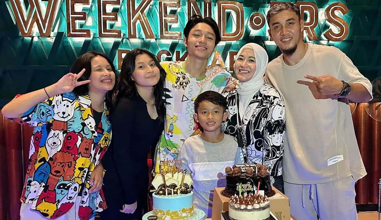 Begini momen ulang tahun Kiesha Alvaro ke-19. Pemain sinetron Dari Jendela SMP ini merayakan momen ulang tahunnya bersama keluarga tercinta. Tampak raut wajah bahagia terpancar dari Kiesha Alvaro bersama orang tua dan adik-adiknya.(Liputan6.com/IG/@okieagustina_)