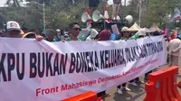 Ratusan orang dari Front Mahasiswa Demokrasi (FMD) Kawal Reformasi menggelar aksi unjuk rasa di depan Gedung Komisi Pemilihan Umum (KPU), Jakarta Pusat, Jumat (20/10/2023). Mereka menolak politik dinasti di pilpres 2024. (Liputan6.com/Nanda Perdana Putra)