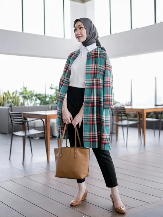 Memberikan tampilan yang lebih seru, ia menambahkan layer pada tampilannya. Outer panjang dengan nuansa hijau dan merah jadikan penampilannya terlihat lebih modis. [Foto: Instagram/ Vina Muliana]