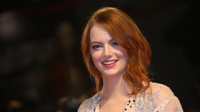 Bergaun Transparan, Emma Watson Tampil Cantik di Festival Film Venice