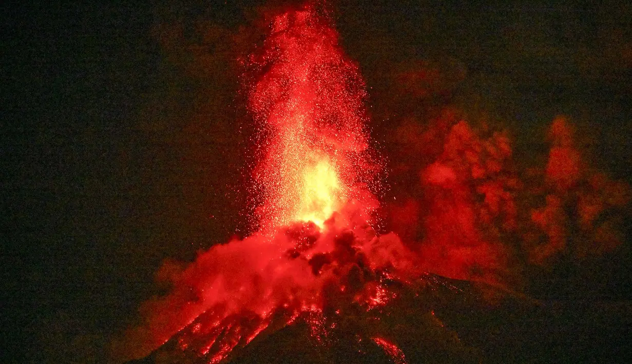 Lava mengalir keluar dari kawah Gunung Berapi Fuego, seperti yang terlihat dari San Juan Alotenango, Guatemala, Selasa, 4 Agustus 2026. (AFP/Johan Ordonez)
