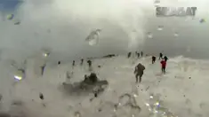 Akibat erupsi Gunung Etna tersebut, 10 orang terluka hingga harus dilarikan ke rumah sakit.
