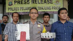 Kapolres Pelabuhan Tanjung Priok, AKBP Robertus Yohanes De Deo Tresna Eka Trimana memberikan keterangan dalam rilis tiga kasus di Polres Pelabuhan Tanjung Priok, Jakarta, Selasa (11/4). (Liputan6.com/Faizal Fanani)