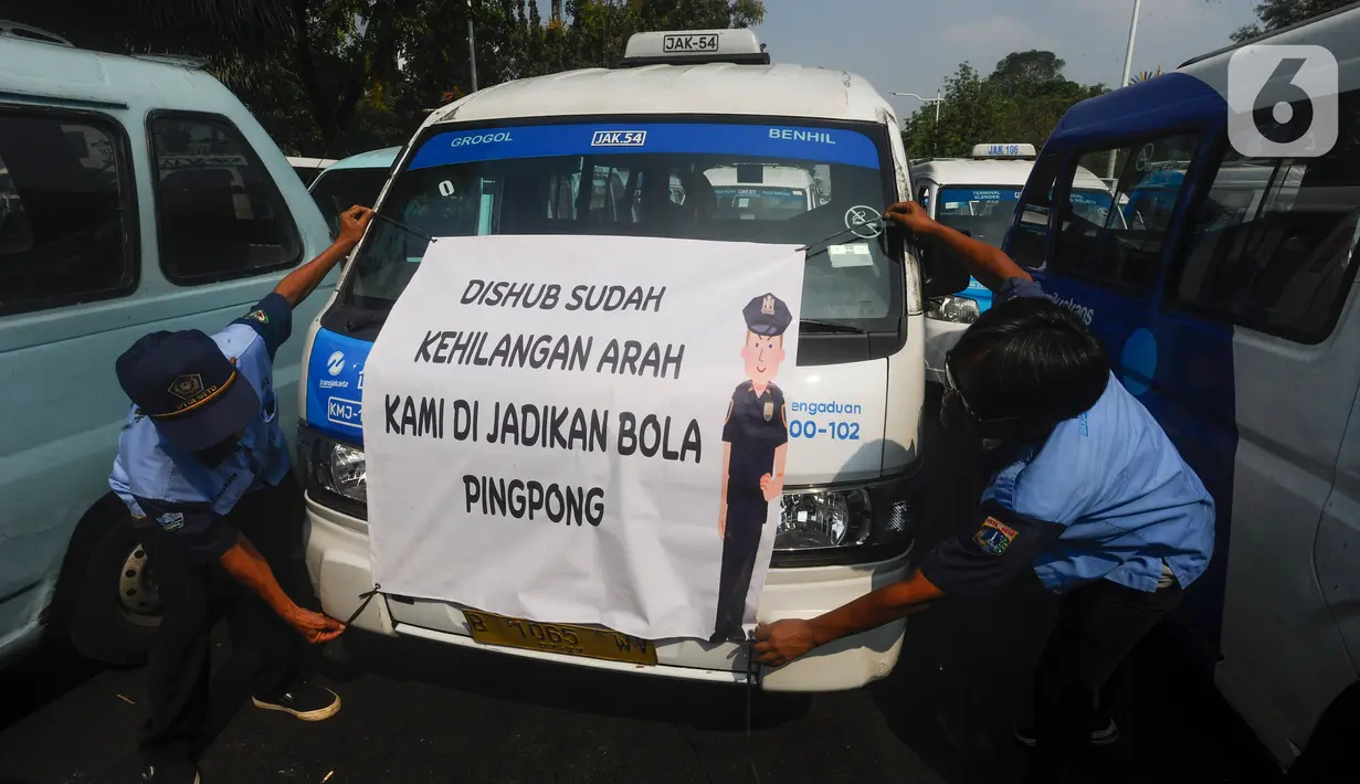 Massa menuntut agar mereka dapat bertemu langsung dengan Pj Gubernur DKI Jakarta Heru Budi Hartono untuk menyuarakan kegelisahan mereka. (merdeka.com/Arie Basuki)