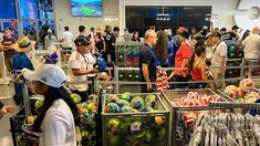 Ratusan suporter memadati FIFA Store di MetLife Stadium, East Rutherford, New Jersey, Amerika Serikat, untuk berburu merchandise resmi Piala Dunia 2026 menjelang laga fase grup Prancis melawan Senegal. Berbagai produk seperti bola resmi pertandingan, jersey, syal, hingga aksesori tim nasional menjadi incaran para penggemar dari berbagai negara. Antusiasme tinggi membuat area toko dipenuhi pengunjung yang rela mengantre demi mendapatkan suvenir resmi turnamen. (KLY Sports/Hery Kurniawan)