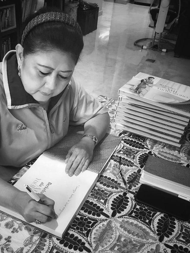 Foto Ani Yudhoyono Saat Menandatangani Sebuah Buku. (Foto: Instagram @aniyudhoyono)