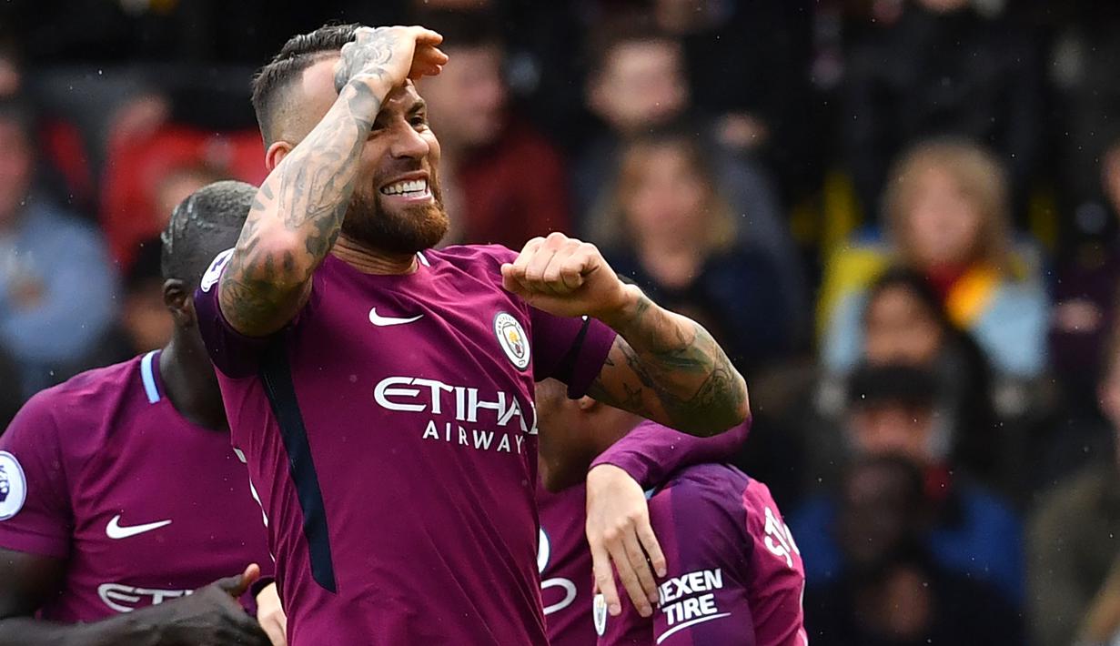 Gaya Pemain Manchester City, Nicolas Otamendi merayakan golnya saat melawan Watford pada lanjutan Premier League di Vicarage Road, Watford, (16/9/2017). Manchester City menang 6-0. (AFP/Ben Stansall)