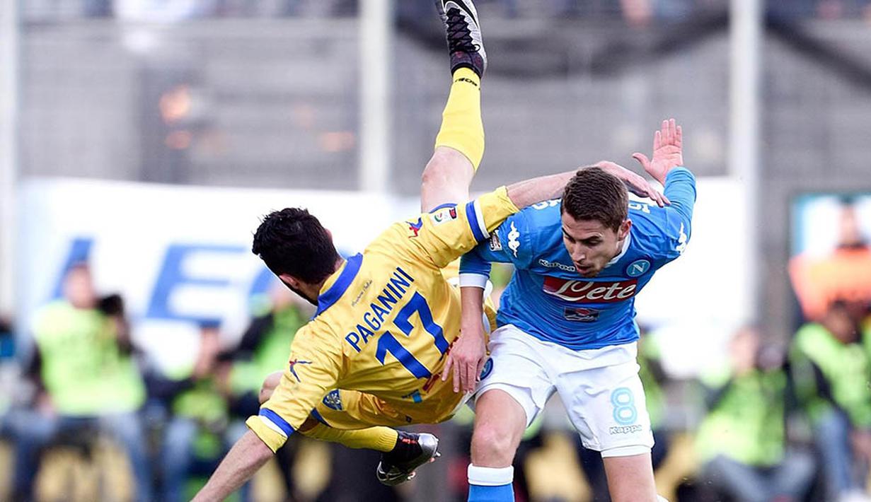 Gelandang Napoli, Jorge Jorginho, berebut bola dengan penyerang Frosinone, Luca Paganini, pada laga Serie A di Stadion Matusa, Italia, Minggu (10/1/2016). Napoli berhasil menang 5-1. (EPA/Vicenzo Artiano)