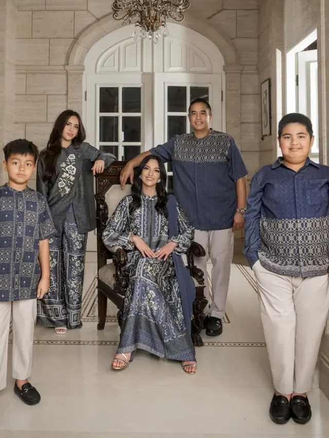 Keluarga Nia Ramadhani pakai baju lebaran. [@geulis.id]