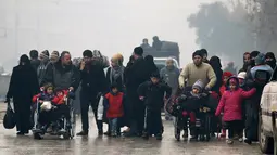 Sejumlah orang melarikan diri dari wilayah yang dikuasai pemberontak, Aleppo, Suriah (13/12). (REUTERS / Abdalrhman Ismail)