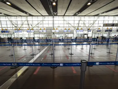 Pemandangan area check-in di Bandara Internasional Arturo Merino Benitez di Santiago setelah Chile menutup perbatasannya, Senin (5/4/2021). Kasus COVID-19 melonjak di Chile meskipun negara tersebut diketahui sebagai salah satu negara dengan proses vaksinasi tercepat di dunia. (MARTIN BERNETTI/AFP)