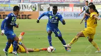 Penyerang Persib Bandung, Makan Konate (kedua dari kanan) mencoba lolos dari hadangan dua pemain Barito Putera saat berlaga di Stadion Si Jalak Harupat, (10/6/2014). (Liputan6.com/Helmi Fithriansyah)