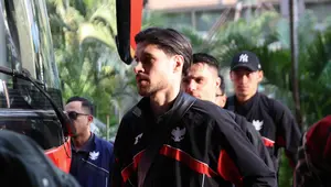 Bek Timnas Indonesia, Kevin Diks, saat tiba di Hotel Fairmont, Jakarta pada Jumat (21/3/2025).