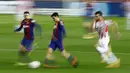 Foto yang diambil dengan kecepatan rana lambat, bek dan penyerang Barcelona Jordi Alba dan Pedri berlari saat menantang Athletic Bilbao pada pekan ke-21 Liga Spanyol 2020/21 di Stadion Camp Nou, Senin (1/2/2021) dini hari WIB. Barcelona sukses mengalahkan Athletic Bilbao 2-1. (AP Photo/Joan Monfort)