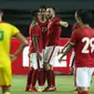 Pemain Timnas Indonesia merayakan kemenangan usai melawan Guyana pada laga persahabatan di Stadion Patriot Candrabhaga, Bekasi, Sabtu (25/11). Indonesia unggul 2-1. (Liputan6.com/Helmi Fithriansyah)