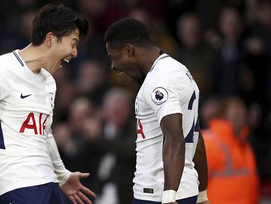 Pemain Tottenham Hotspur, Son Heung-Min dan Serge Aurier, melakukan selebrasi usai mencetak gol ke gawang AFC Bournemouth pada laga Preimer League di Stadion Vitality, Minggu (11/3/2018). AFC Bournemouth takluk 1-4 dari Tottenham Hotspur. (AP/John Walton)