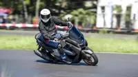 Yamaha NMax Turbo menawarkan akselerasi instan berkat teknologi YECVT yang didukung fitur Riding Mode dan Y-Shift. (YIMM)