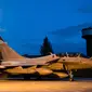 Sebuah jet tempur Dassault Rafale berada di Pangkalan Udara Saint-Dizier, Prancis, Jumat (13/4). Prancis bergabung bersama Amerika dan Inggris melancarkan serangan militer ke Suriah yang menargetkan pusat penelitian senjata kimia negeri itu. (ECPAD / AFP)