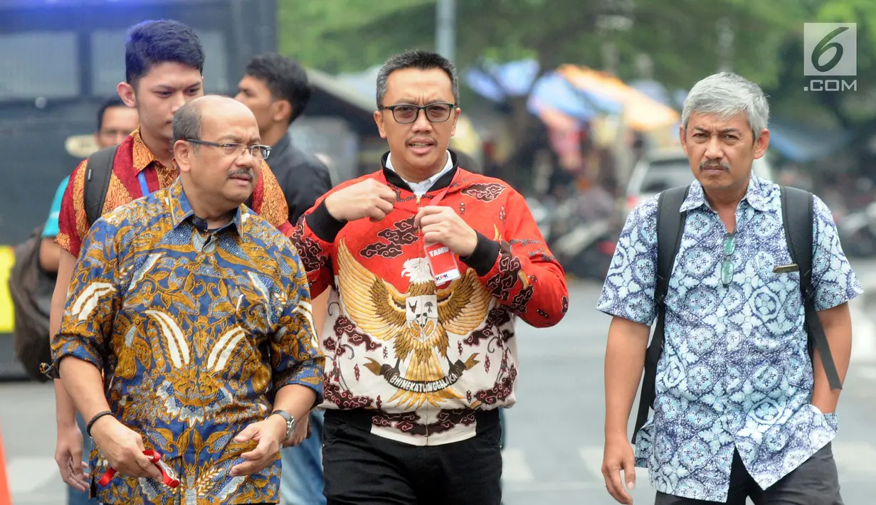 Mantan Menpora, Imam Nahrawi batik merah keluar menjalankan salat jumat saat proses penyidikan di Gedung KPK, Jakarta, Jumat (27/09/2019). KPK pada Rabu 18 September 2019 mengumumkan Imam Nahrawi dan asisten pribadinya Miftahul Ulum (MIU) sebagai tersangka. (merdeka.com/Dwi Narwoko)