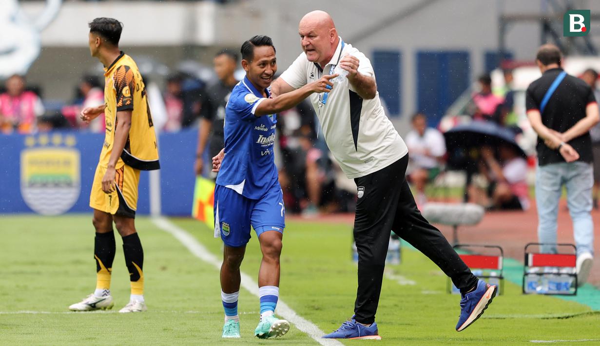 Pemain Persib Bandung, Beckham Putra merayakan gol bersama pelatih Bojan Hodak dalam laga lanjutan BRI Super League 2025/2026 melawan Persija Jakarta di Stadion Gelora Bandung Lautan Api, Bandung, Minggu (11/01/2026). (Bola.com/Abdul Aziz)