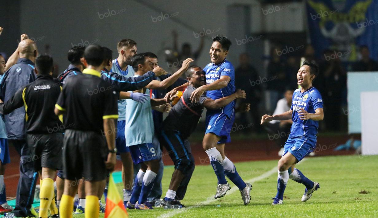 Pemain Persib Bandung, Purwaka Yudhi (2kanan) saat merayakan gol ke gawang PSM Makassar pada laga Torabika SC 2016 di Stadion Gelora Bandung Lautan Api, Sabtu (2/7/2016). Persib menang 3-2. (Bola.com/Nicklas Hanoatubun)